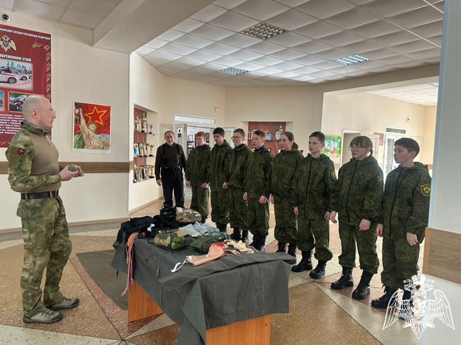 В Сыктывкаре военнослужащие Росгвардии провели для школьников занятия по строевой подготовке и тактической медицине