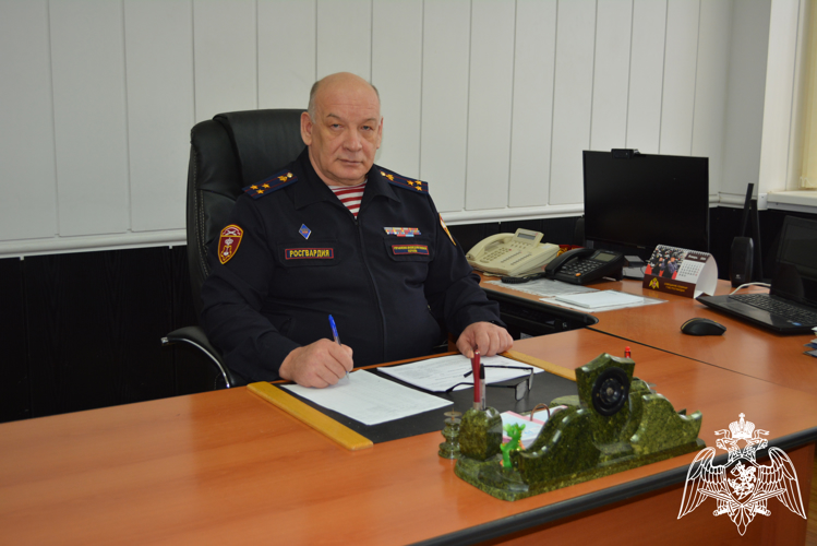 Начальник Управления вневедомственной охраны по Республике Коми поздравил сотрудниц с 8 Марта