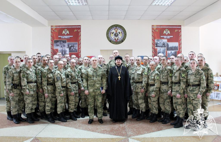 Священнослужитель провел просветительскую беседу с военнослужащими Центра подготовки личного состава Северо-Западного округа Росгвардии