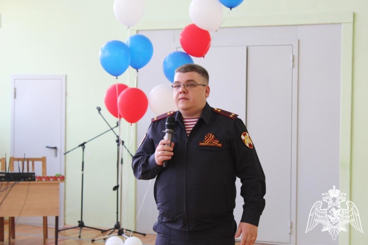 Офицер Росгвардии стал гостем кадетского бала в подшефной Выльгортской школе