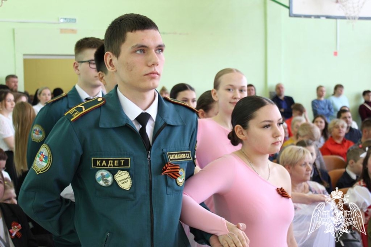 Офицер Росгвардии стал гостем кадетского бала в подшефной Выльгортской школе