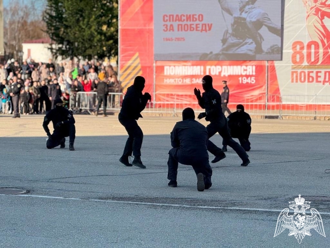 В Сыктывкаре сотрудники спецподразделений Росгвардии провели показательные выступления