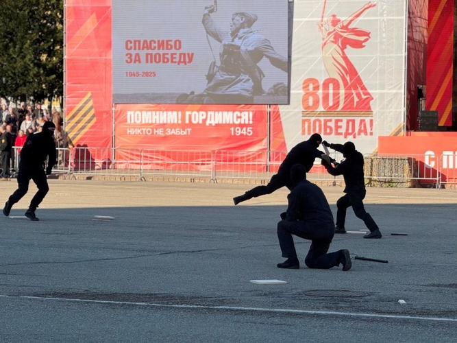 В Сыктывкаре сотрудники спецподразделений Росгвардии провели показательные выступления