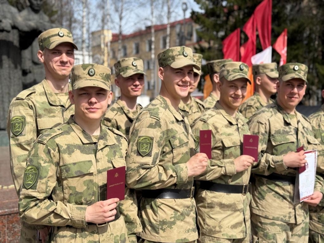 В Сыктывкаре военнослужащим по призыву торжественно вручили свидетельства об окончании учёбы по инженерным специальностям