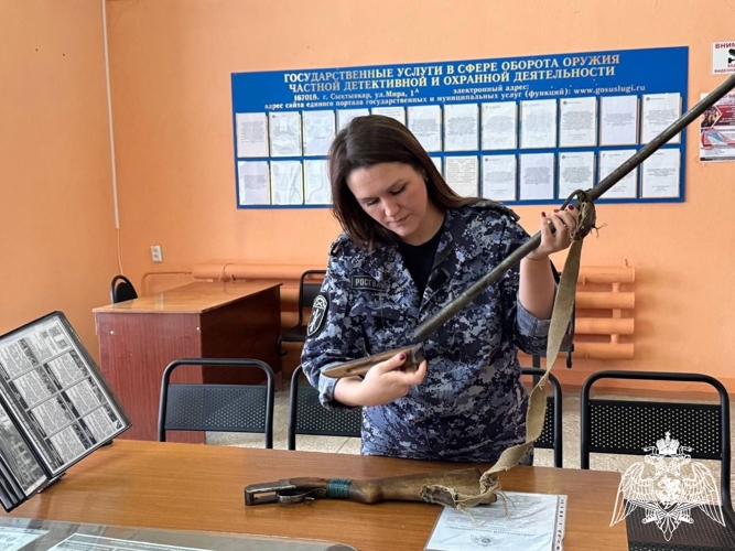 Жительница Сыктывкара сдала Росгвардии найденное в антресоли оружие