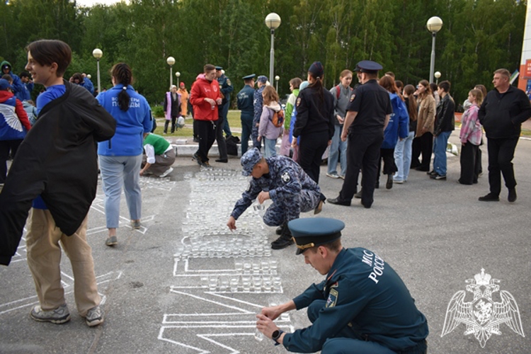 В Сыктывкаре военнослужащие и сотрудники Росгвардии зажгли 12 000 свечей в рамках акции «Свеча Памяти»