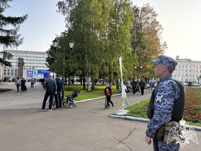 Росгвардейцы обеспечивают охрану правопорядка в период празднования Дня России и Дня города Сыктывкара