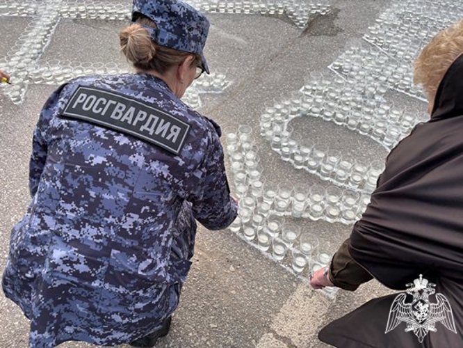 В Сыктывкаре военнослужащие и сотрудники Росгвардии зажгли 12 000 свечей в рамках акции «Свеча Памяти»