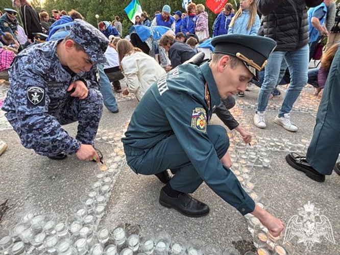 В Сыктывкаре военнослужащие и сотрудники Росгвардии зажгли 12 000 свечей в рамках акции «Свеча Памяти»