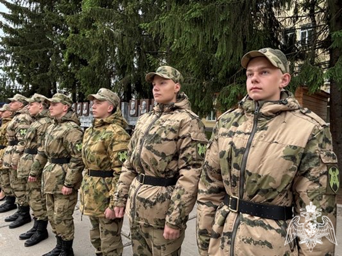 В Сыктывкаре военнослужащие и сотрудники Росгвардии зажгли 12 000 свечей в рамках акции «Свеча Памяти»