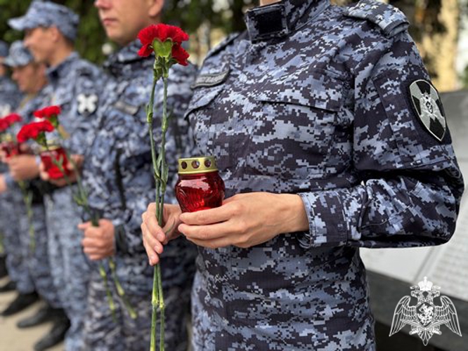 В Сыктывкаре военнослужащие и сотрудники Росгвардии зажгли 12 000 свечей в рамках акции «Свеча Памяти»