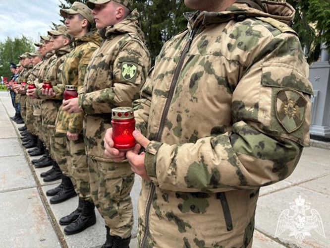 В Сыктывкаре военнослужащие и сотрудники Росгвардии зажгли 12 000 свечей в рамках акции «Свеча Памяти»