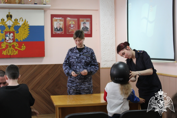 Коми росгвардейцы провели экскурсию для детей в рамках акции «Каникулы с Росгвардией»