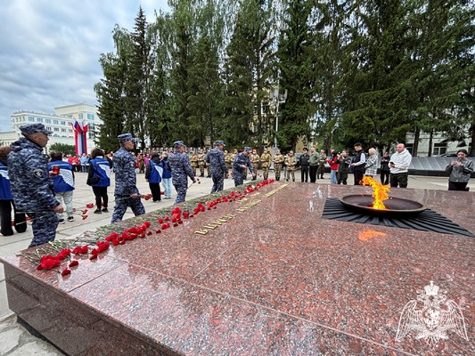 В Сыктывкаре военнослужащие и сотрудники Росгвардии зажгли 12 000 свечей в рамках акции «Свеча Памяти»
