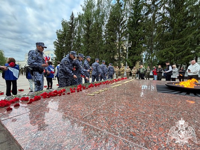 В Сыктывкаре военнослужащие и сотрудники Росгвардии зажгли 12 000 свечей в рамках акции «Свеча Памяти»