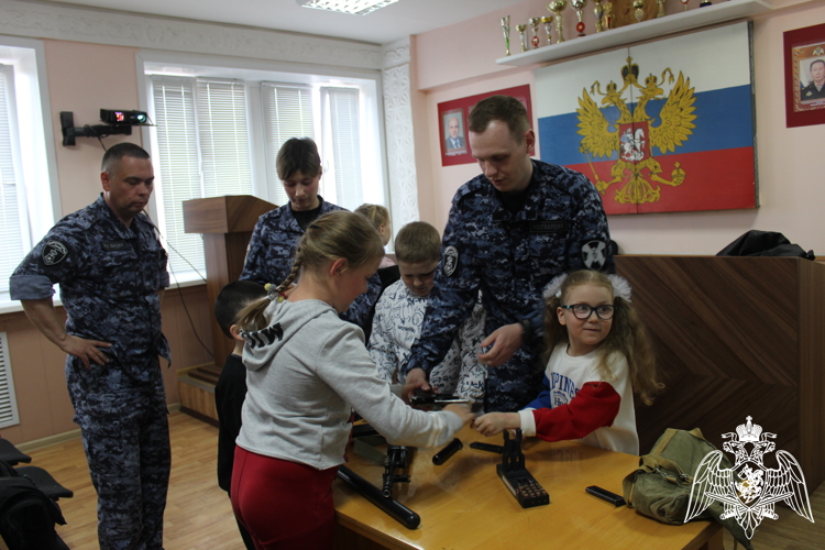 Коми росгвардейцы провели экскурсию для детей в рамках акции «Каникулы с Росгвардией»