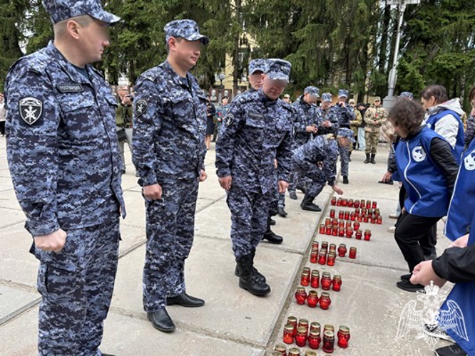 В Сыктывкаре военнослужащие и сотрудники Росгвардии зажгли 12 000 свечей в рамках акции «Свеча Памяти»