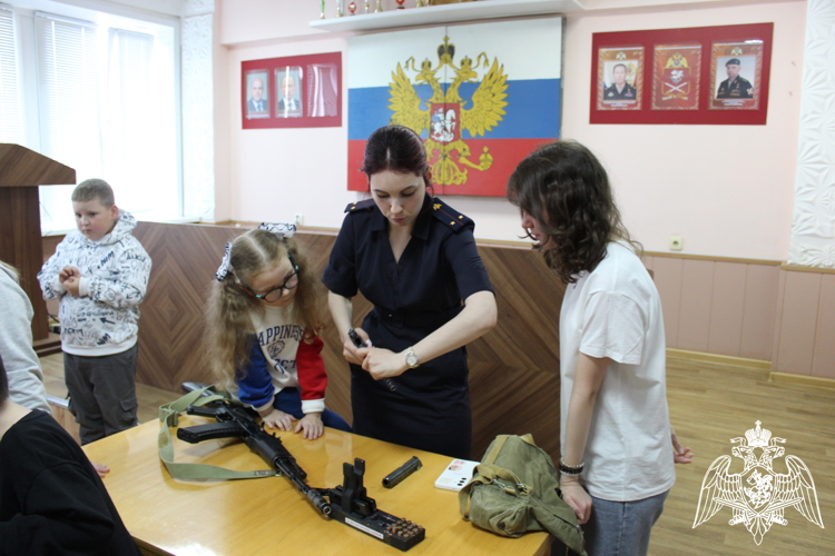 Коми росгвардейцы провели экскурсию для детей в рамках акции «Каникулы с Росгвардией»