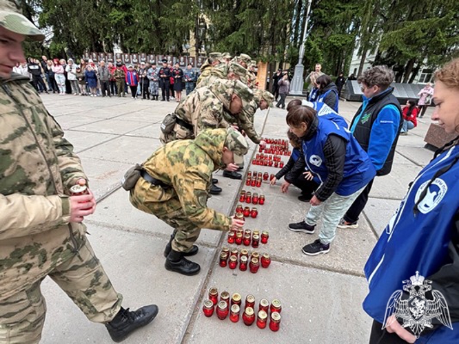 В Сыктывкаре военнослужащие и сотрудники Росгвардии зажгли 12 000 свечей в рамках акции «Свеча Памяти»