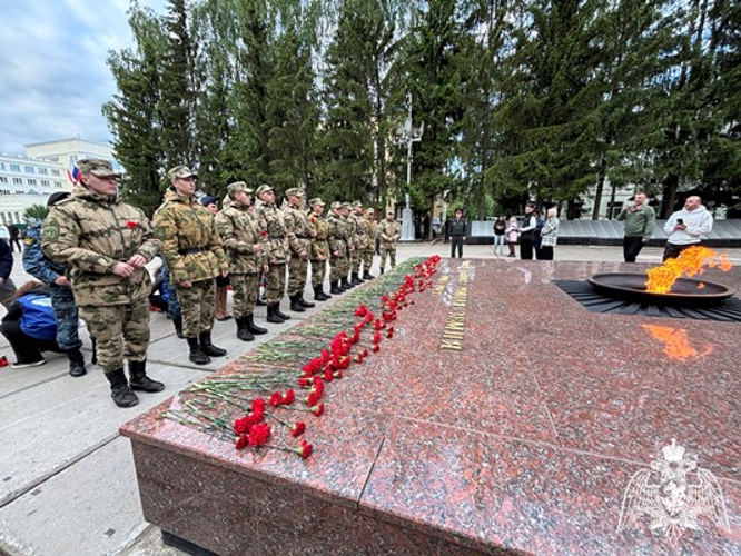 В Сыктывкаре военнослужащие и сотрудники Росгвардии зажгли 12 000 свечей в рамках акции «Свеча Памяти»