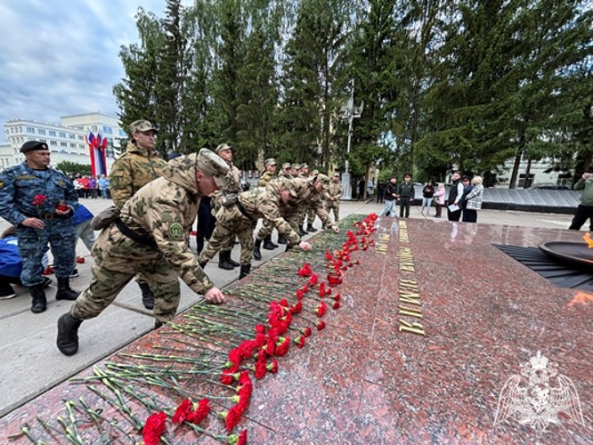 В Сыктывкаре военнослужащие и сотрудники Росгвардии зажгли 12 000 свечей в рамках акции «Свеча Памяти»