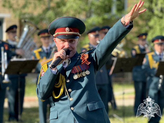 В Сыктывкаре военный оркестр Росгвардии провел мини-концерт для пациентов Республиканской детской клинической больницы