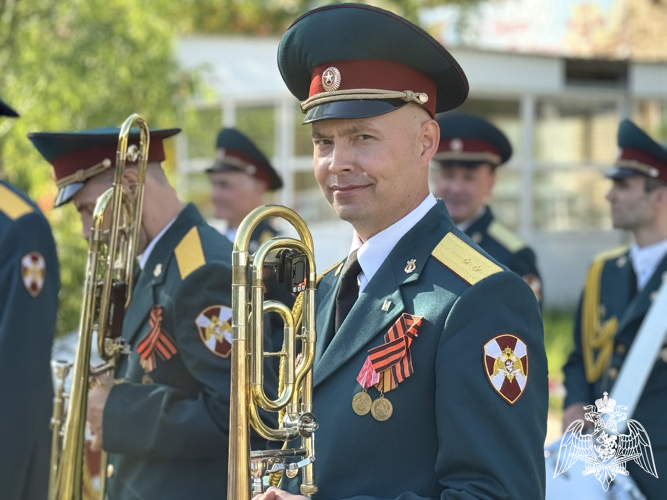 В Сыктывкаре военный оркестр Росгвардии провел мини-концерт для пациентов Республиканской детской клинической больницы