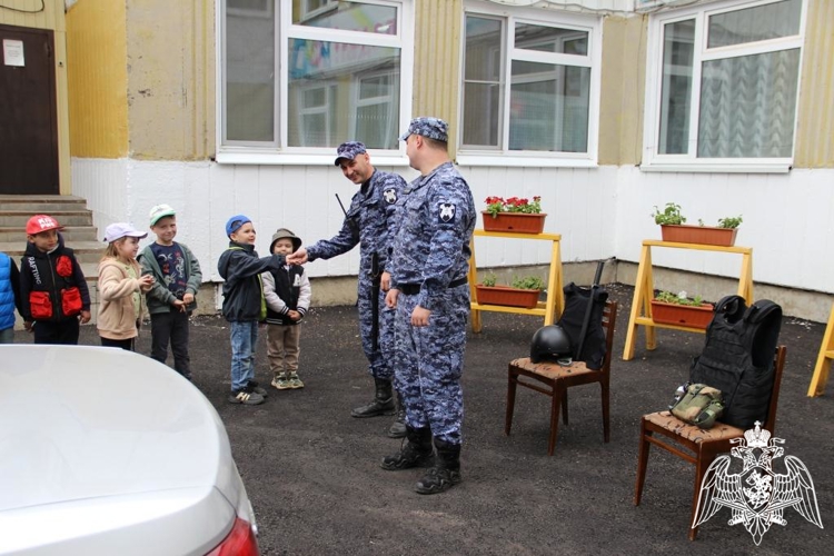 В Сыктывкаре росгвардейцы провели тематическое занятие для дошкольников