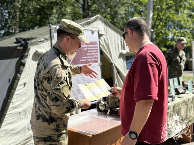 В Сыктывкаре военнослужащие Центра подготовки личного состава Северо-Западного округа Росгвардии провели агитационные мероприятия по приему на службу