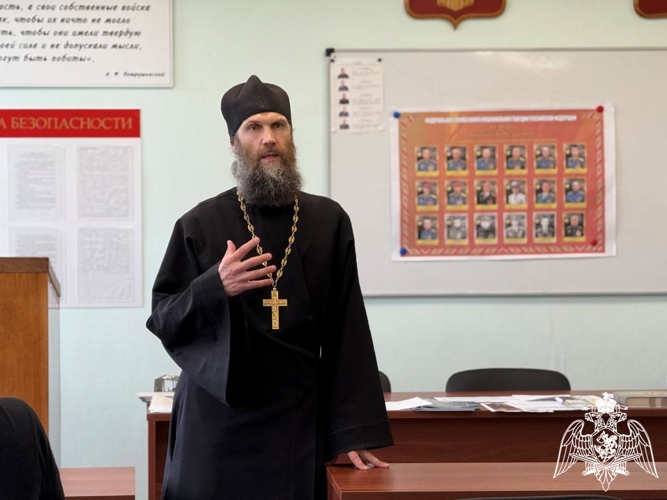 В Сыктывкаре состоялась духовная встреча личного состава Росгвардии с представителем духовенства