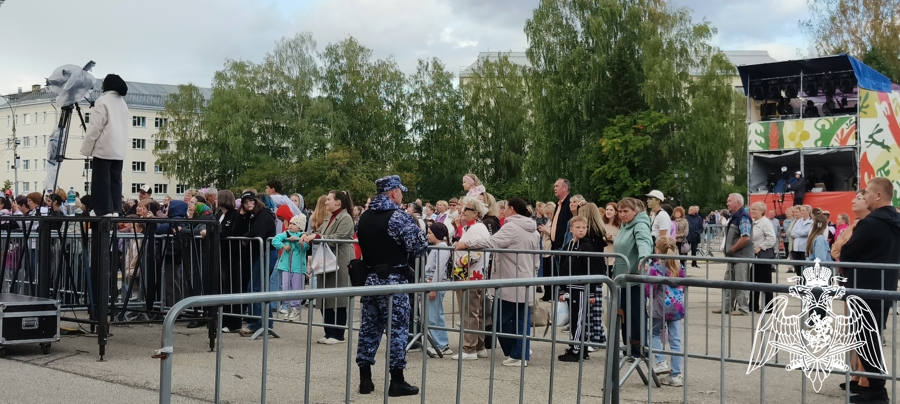 В Коми росгвардейцы обеспечивают правопорядок в рамках празднования Дня Государственного Флага и Дня Республики Коми 