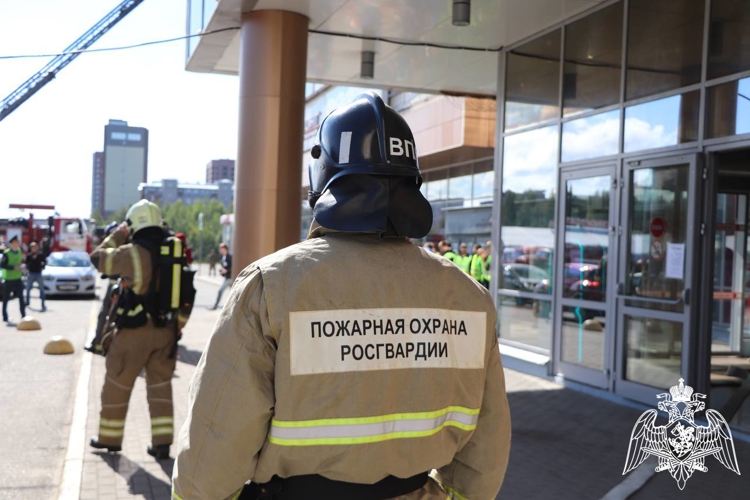 В Сыктывкаре военнослужащие Росгвардии приняли участие в ликвидации условного пожара в торговом центре