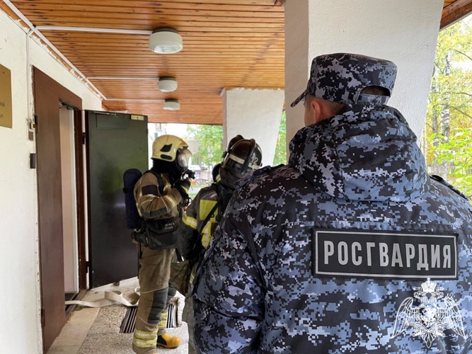 В Сыктывкаре прошли совместные учения вневедомственной охраны Росгвардии и регионального МЧС по обеспечению пожарной безопасности