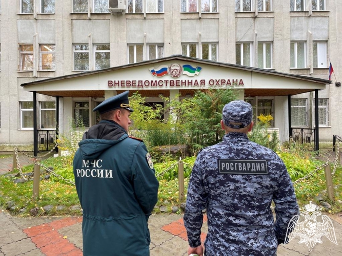 В Сыктывкаре прошли совместные учения вневедомственной охраны Росгвардии и регионального МЧС по обеспечению пожарной безопасности
