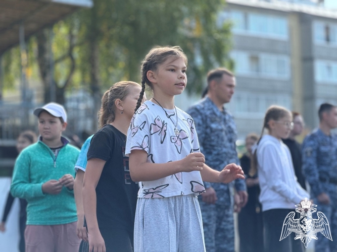 В Республике Коми росгвардейцы приняли участие в спортивной эстафете с подшефными кадетами