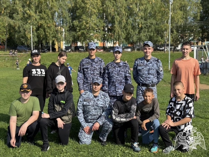 В Республике Коми росгвардейцы приняли участие в спортивной эстафете с подшефными кадетами