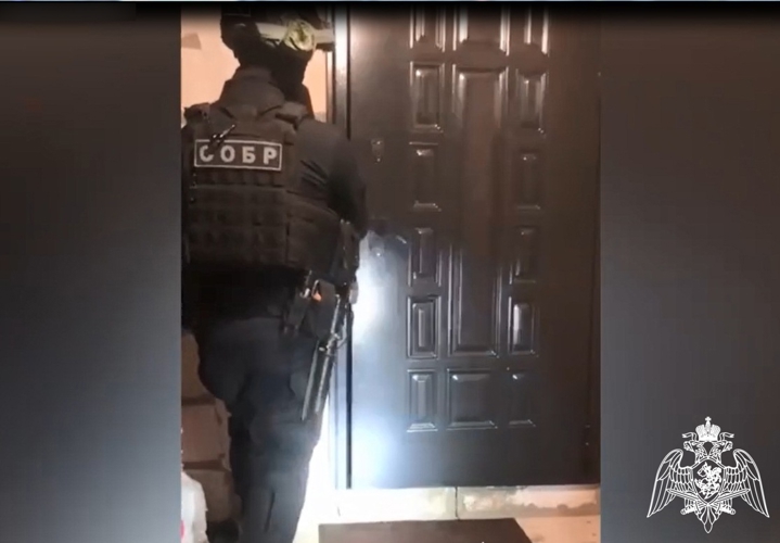 При силовой поддержке спецназа Росгвардии Коми задержаны подозреваемые в хищении денег участников СВО