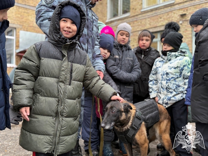 Кинологи ОМОН «Зырянин» провели показательное выступление со служебной собакой для подшефных кадетов