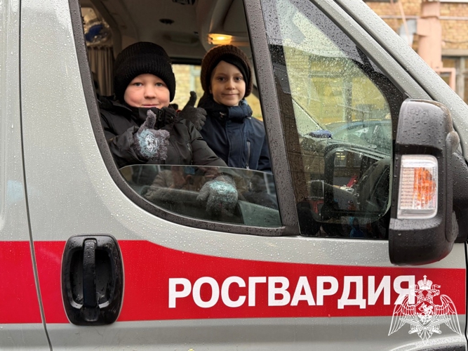 Кинологи ОМОН «Зырянин» провели показательное выступление со служебной собакой для подшефных кадетов