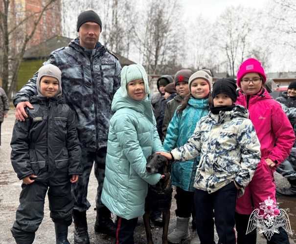 Кинологи ОМОН «Зырянин» провели показательное выступление со служебной собакой для подшефных кадетов