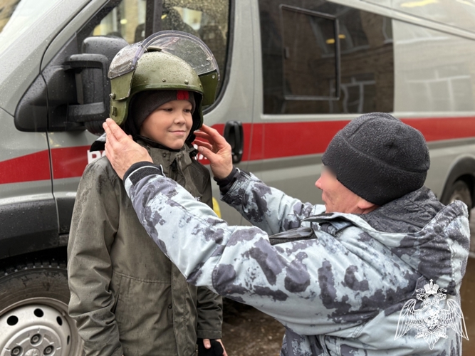 Кинологи ОМОН «Зырянин» провели показательное выступление со служебной собакой для подшефных кадетов