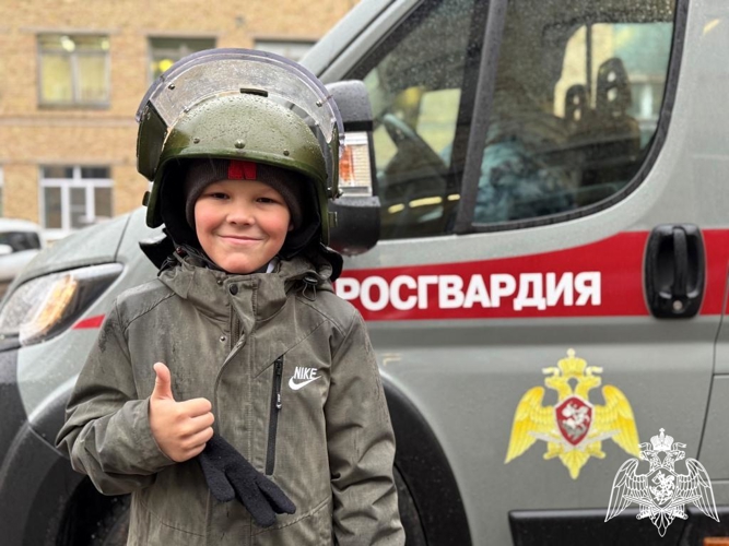 Кинологи ОМОН «Зырянин» провели показательное выступление со служебной собакой для подшефных кадетов