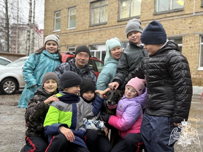 Кинологи ОМОН «Зырянин» провели показательное выступление со служебной собакой для подшефных кадетов