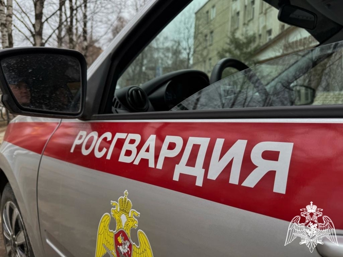 Росгвардейцы задержали женщину, устроившую потасовку в баре
