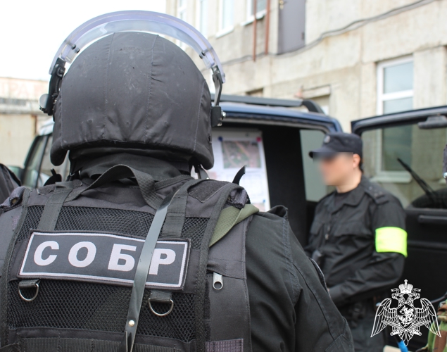 При силовой поддержке спецназа Росгвардии Коми задержаны подозреваемые в хищении денег участников СВО