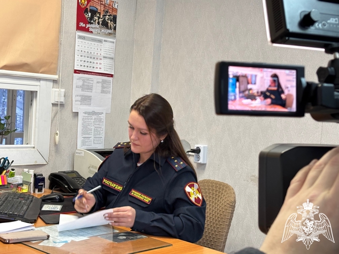 В Сыктывкаре сотрудница Росгвардии стала героиней сюжета ко Дню матери