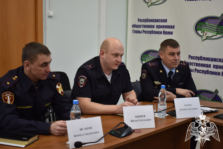 В Сыктывкаре сотрудники Росгвардии приняли участие в прямой линии по вопросам безопасности в период проведения новогодних праздников