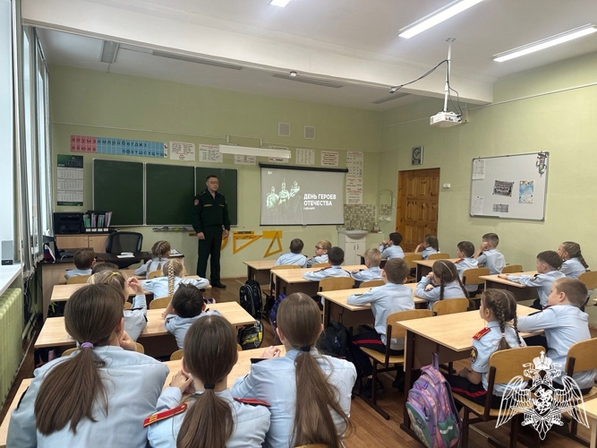 В Сыктывкаре росгвардейцы провели «Разговор о важном», посвященный Дню Неизвестного Солдата и Дню Героев Отечества