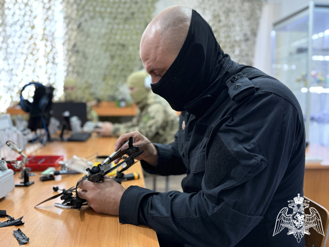 В Сыктывкаре сотрудники спецподразделений Росгвардии прошли курс подготовки операторов беспилотных летательных аппаратов 