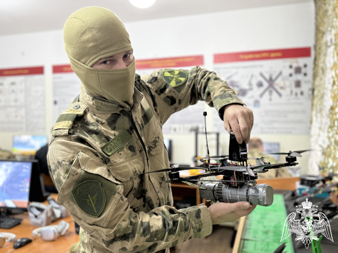 В Сыктывкаре сотрудники спецподразделений Росгвардии прошли курс подготовки операторов беспилотных летательных аппаратов 